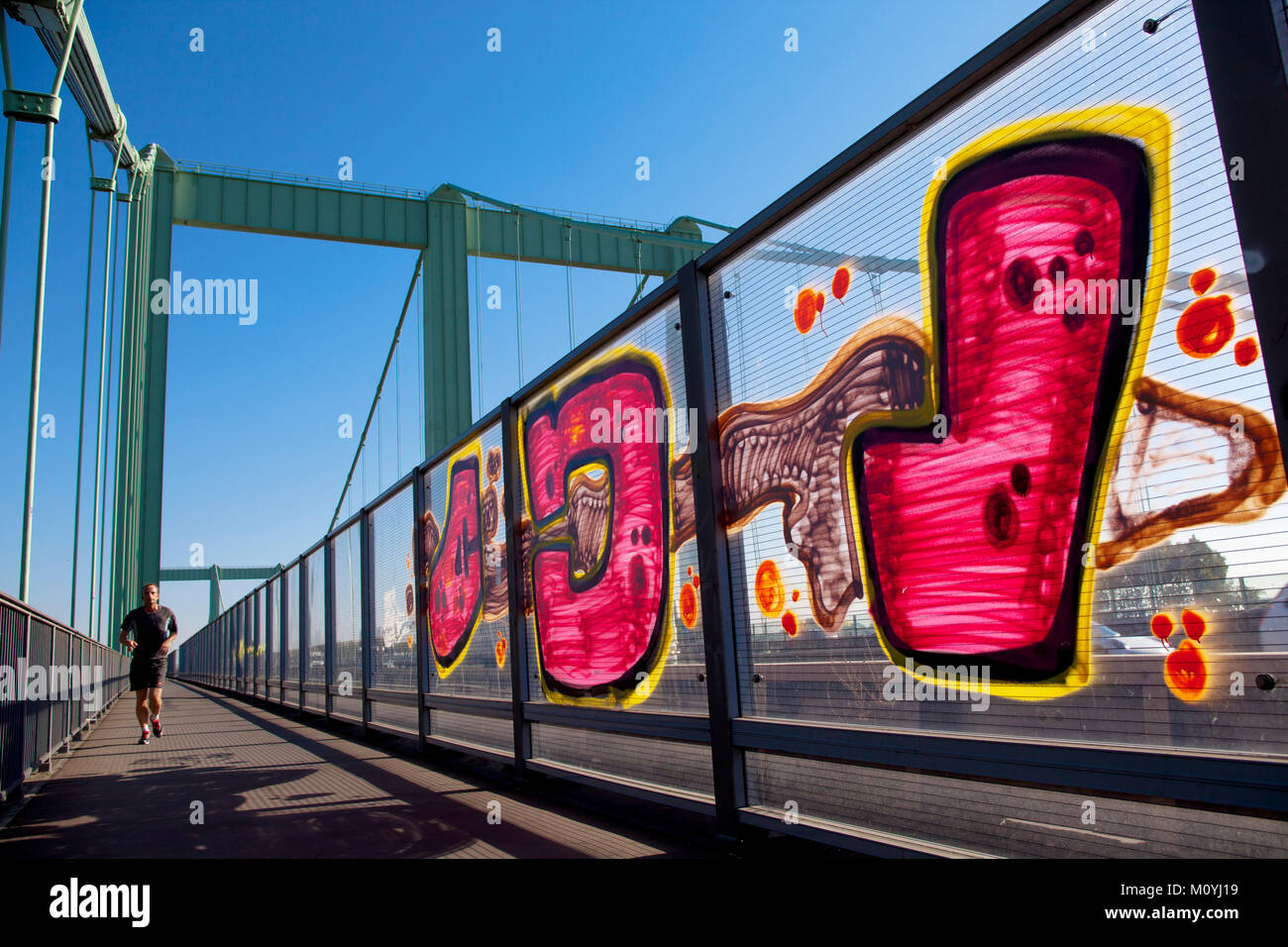 Deutschland, Köln, Graffiti gesprüht Schallschutz Wand auf der Rodenkirchener Brücke über den Rhein, Brücke der Autobahn A 4. Deutschland, Stockfoto