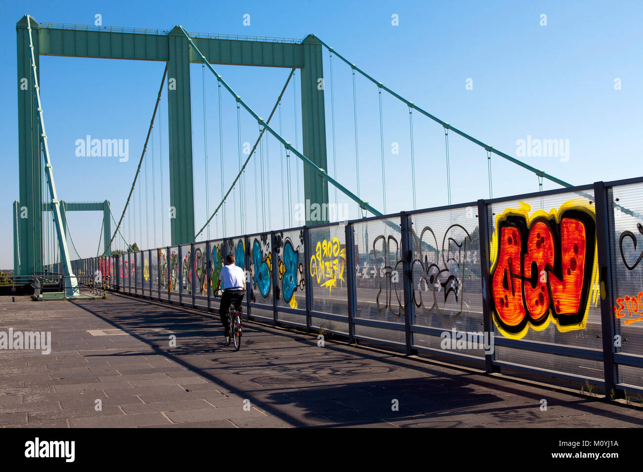 Deutschland, Köln, Graffiti gesprüht Schallschutz Wand auf der Rodenkirchener Brücke über den Rhein, Brücke der Autobahn A 4. Deutschland, Stockfoto