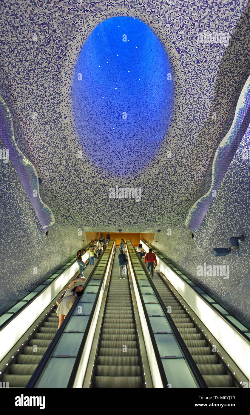 Fahrtreppen, U-Bahnhof Toledo, Neapel, Kampanien, Italien Stockfoto