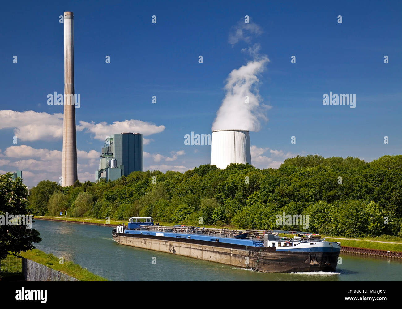 Frachtschiff auf dem Datteln-Hamm-Kanal vor dem Kraftwerk Bergkamen, Bergkamen, Ruhrgebiet, Nordrhein-Westfalen Stockfoto
