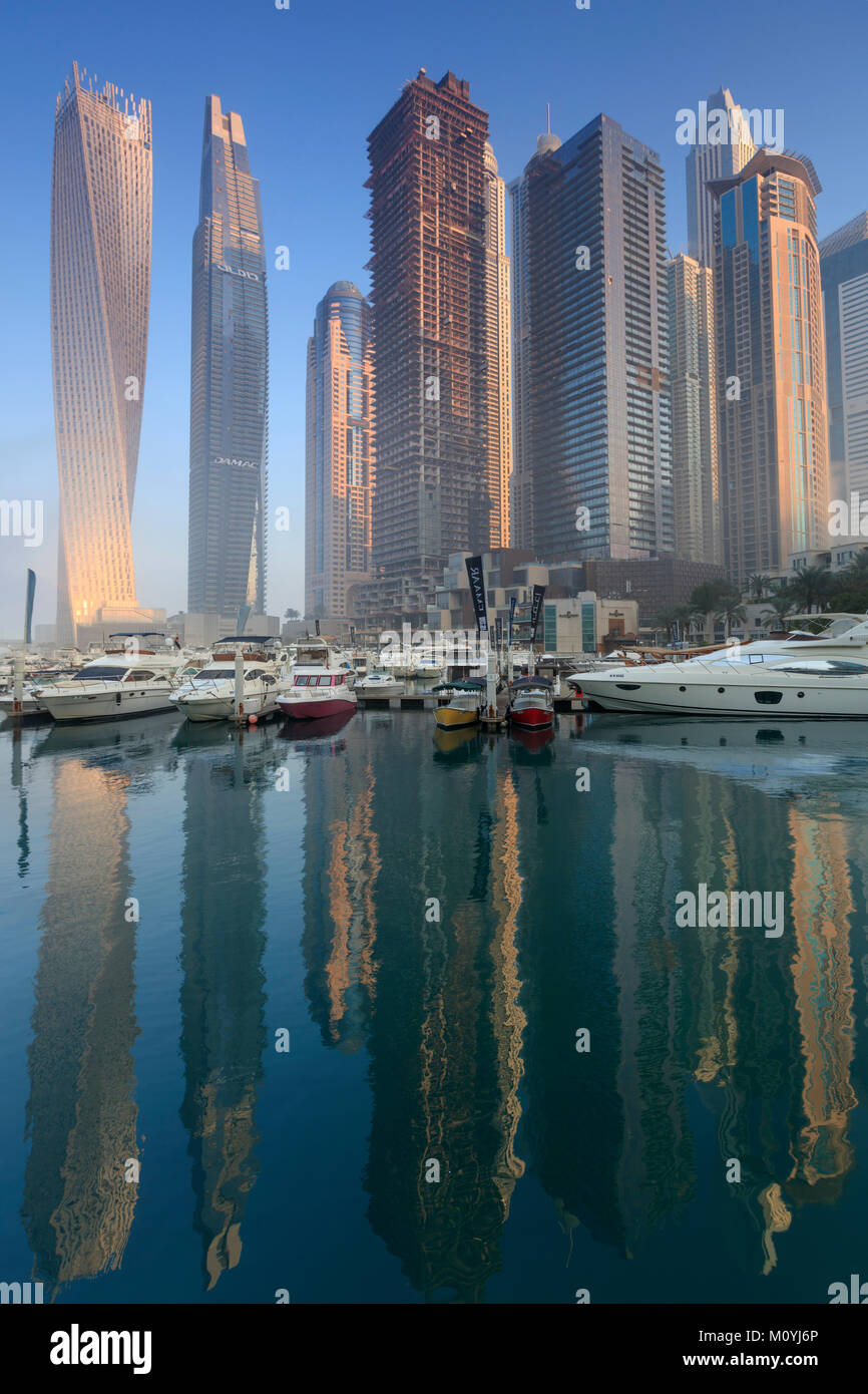 Blick auf die Wolkenkratzer in den wohlhabenden Dubai Marina Gegend der Stadt Stockfoto