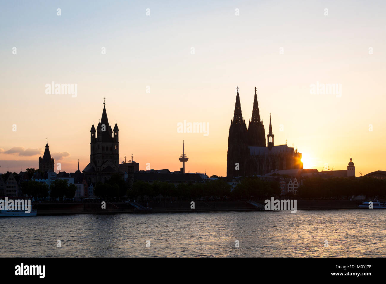 Deutschland, Köln, die Silhouette der historischen Altstadt mit dem Rathaus, die Kirche Groß St. Martin und die Kathedrale. Deutschland, Koeln, Altstadtrh Stockfoto