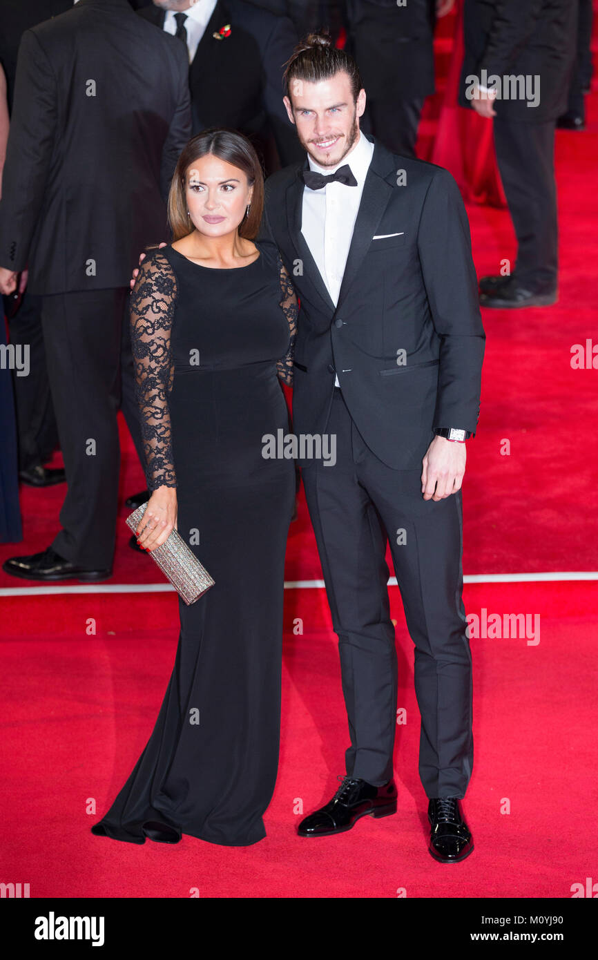 London, UK, 26. Oktober 2015, Gareth Bale und Emma Rhys-Jones nehmen an der Weltpremiere des pectre' in der Royal Albert Hall. Mariusz Goslicki/Alamy Stockfoto