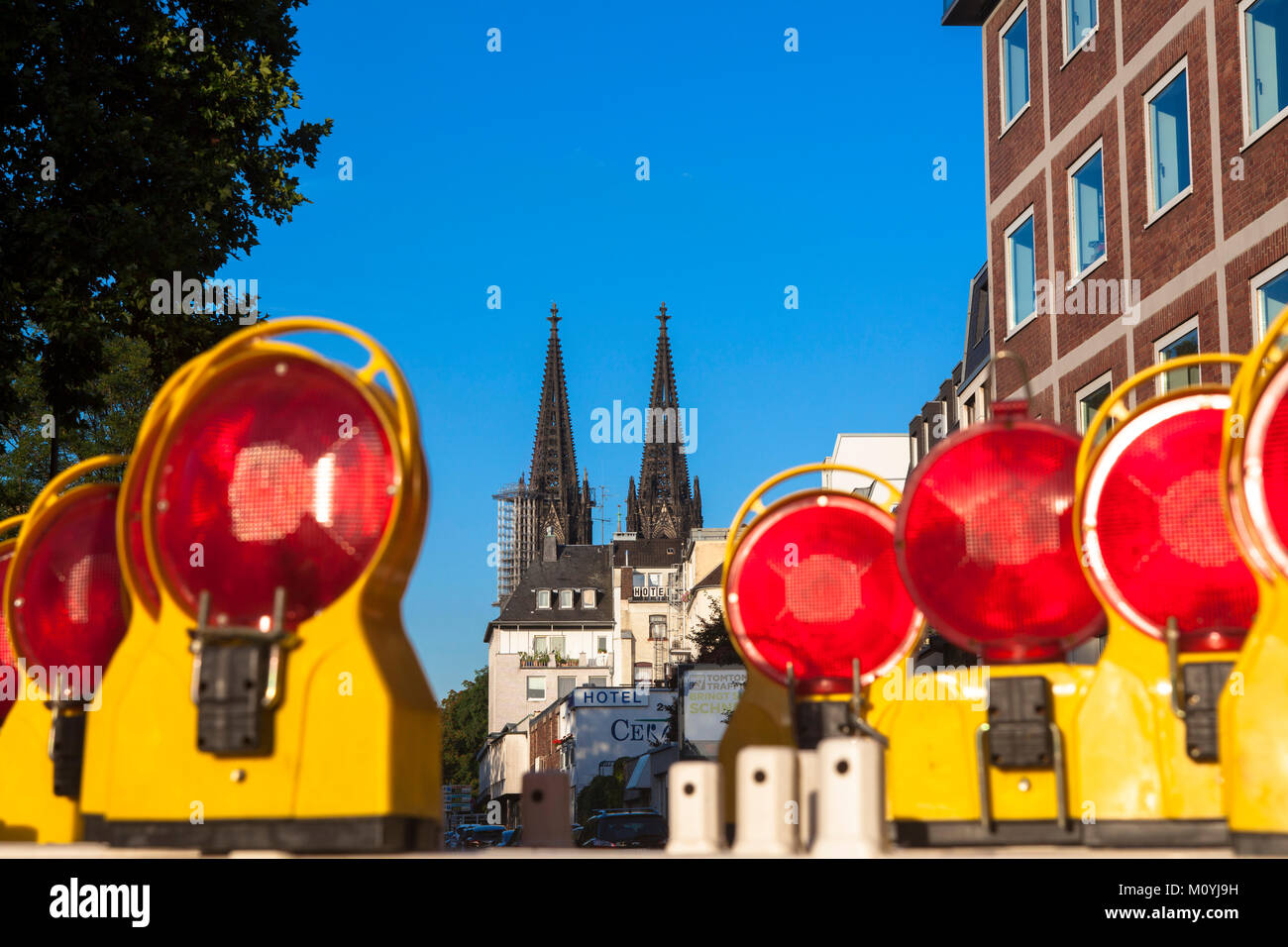 Deutschland, Köln, Baustellen Sicherheit Lichter, Blick auf die Kathedrale. Deutschland, Koeln, Baustellenlampen, Blick zum Dom. Stockfoto