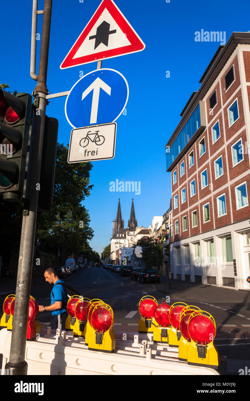 Deutschland, Köln, Baustellen Sicherheit Lichter, Blick auf die Kathedrale. Deutschland, Koeln, Baustellenlampen, Blick zum Dom. Stockfoto