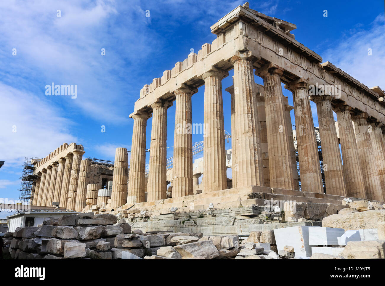 Nahaufnahme des Parthenon auf der Akropolis gewinkelt gegen sehr blauen Himmel zeigt laufenden Umbaumaßnahmen auf der anderen Seite - Athen Griechenland 1-3 2018 Stockfoto