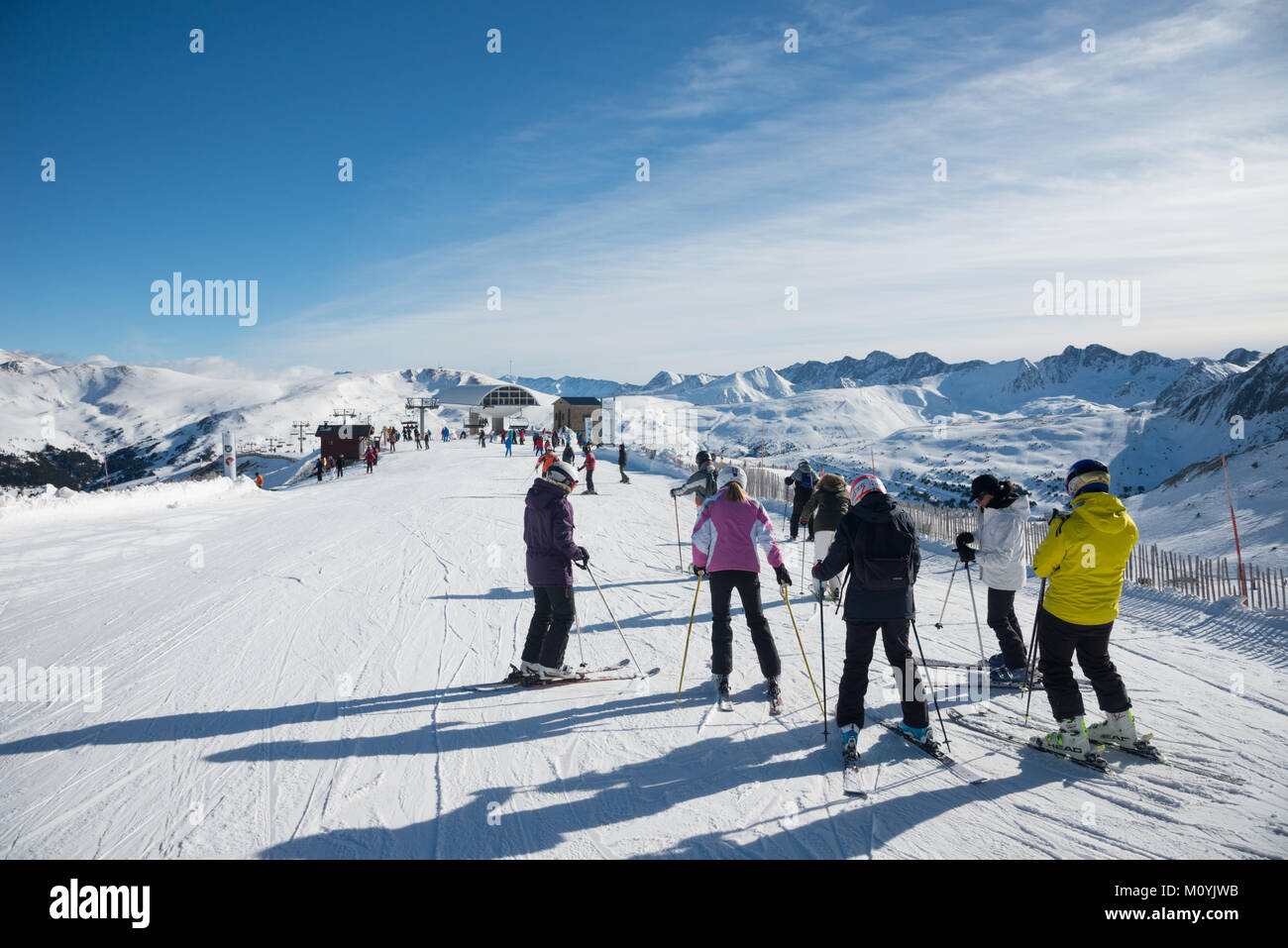 Eine Gruppe der Skifahrer auf den Pisten über Grandvalaria Skigebiet Soldeu, Andorra, Europa Stockfoto