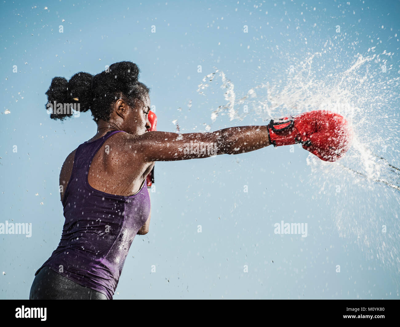 Wasser spritzen auf schwarze Frau boxing Stockfoto