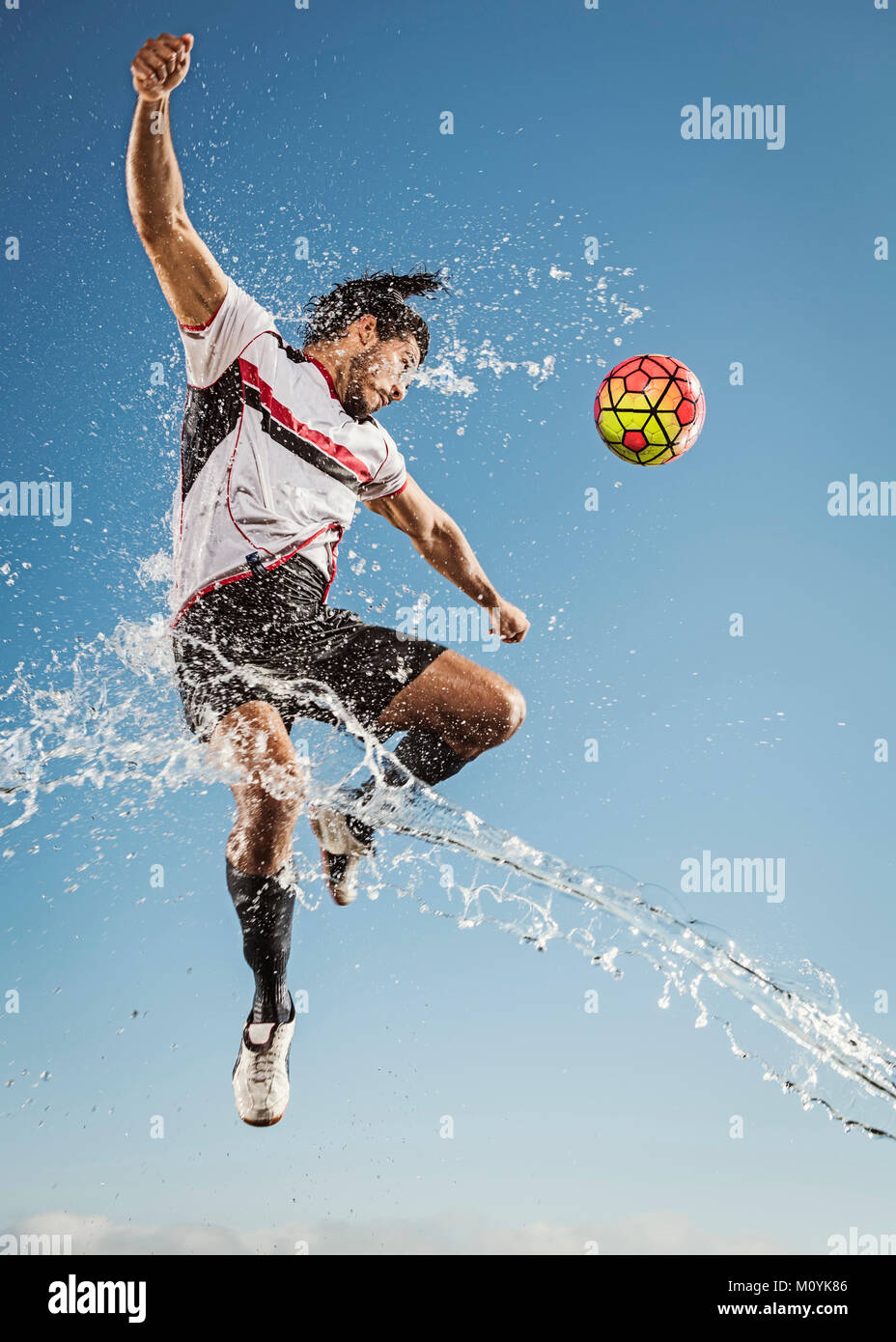 Wasser spritzen auf Hispanic Mann Rubrik Fußball Stockfoto