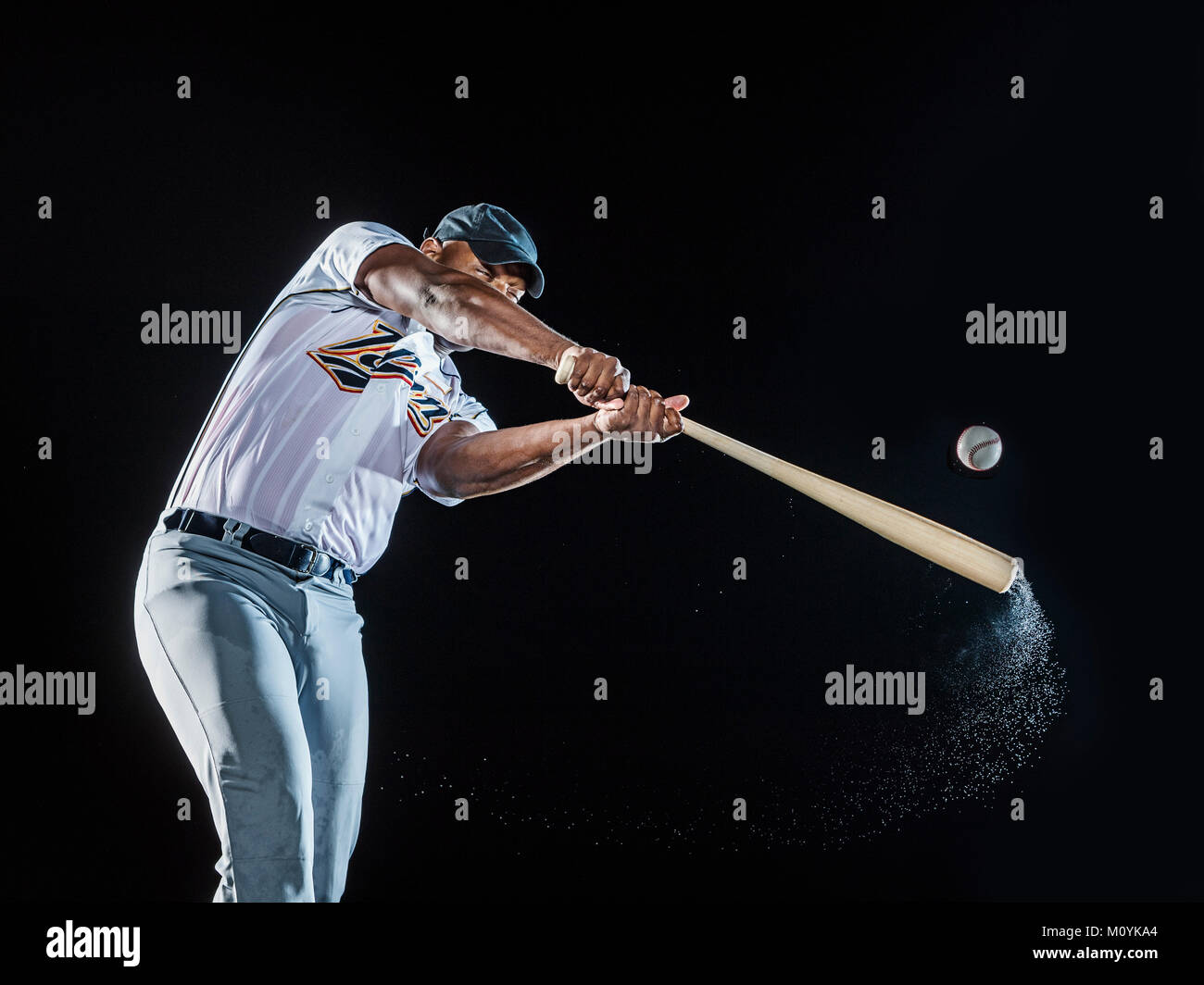 Spritzwasser aus Schwingen bat der schwarzen Baseballspieler Stockfoto