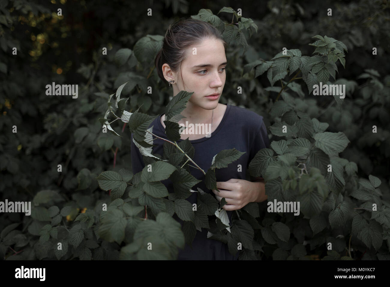 Kaukasische Jugendmädchen in Blätter Stockfoto