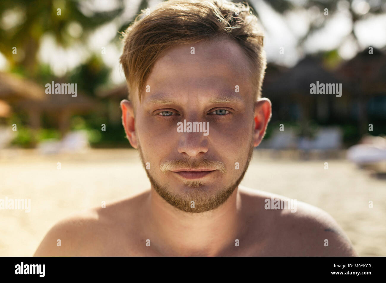 Nahaufnahme des Gesichts von ernster kaukasischen Mann Stockfoto