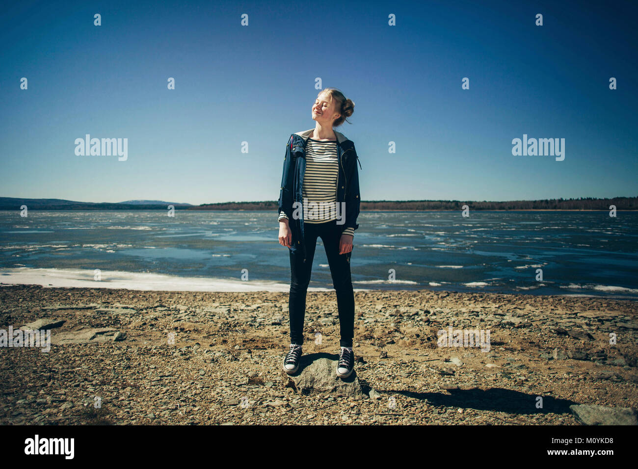 Kaukasische Teenager stehen auf Sunny Beach Stockfoto