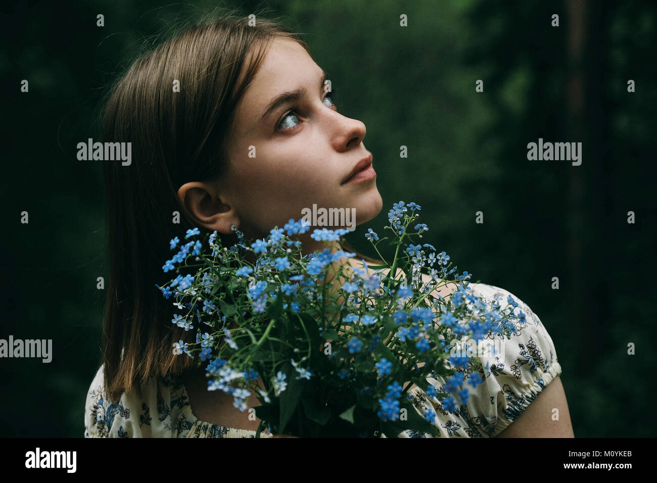 Kaukasische Frau mit Blumen und Suchen Stockfoto