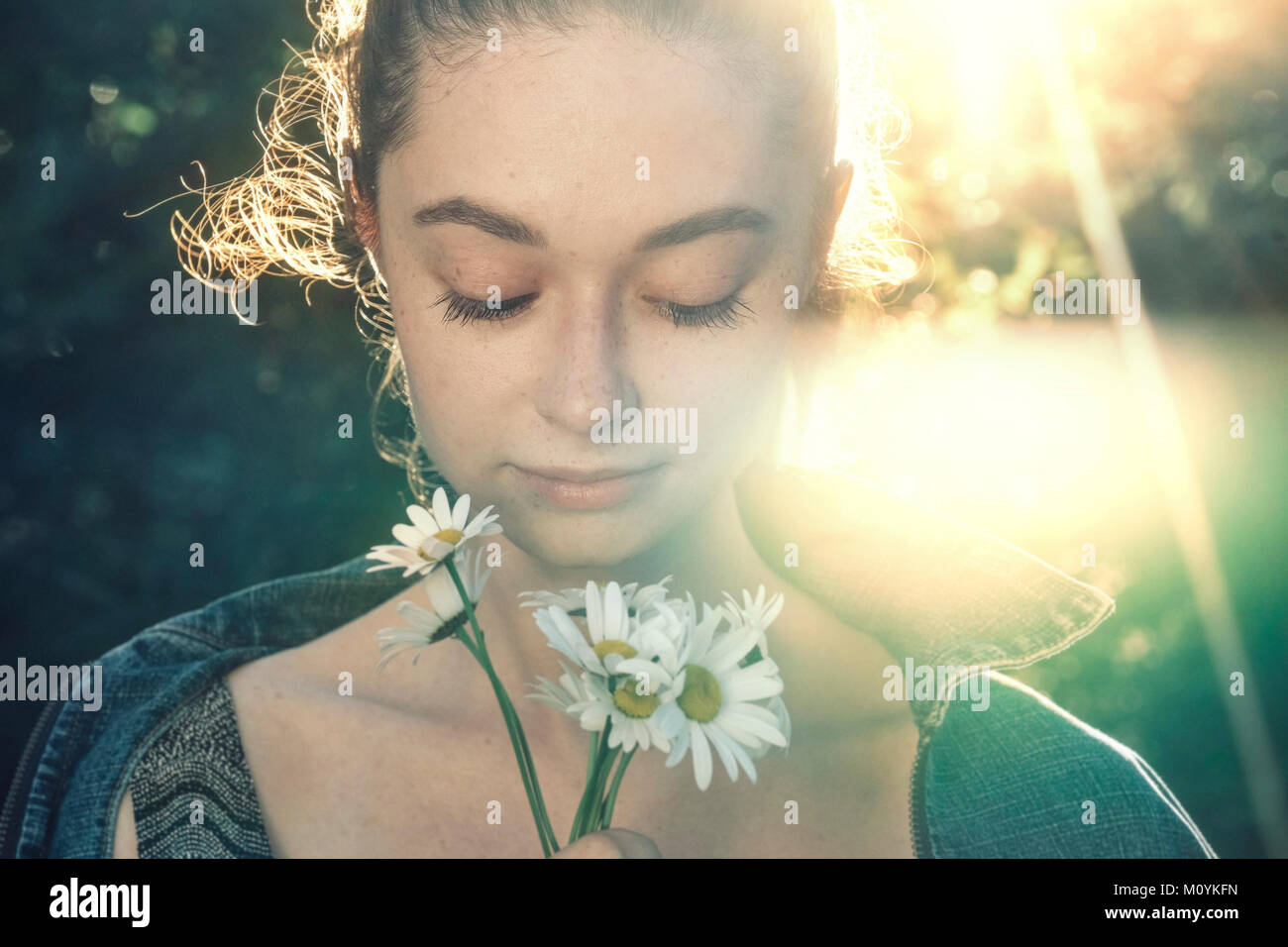 Kaukasische Frau Blumen riechen Stockfoto