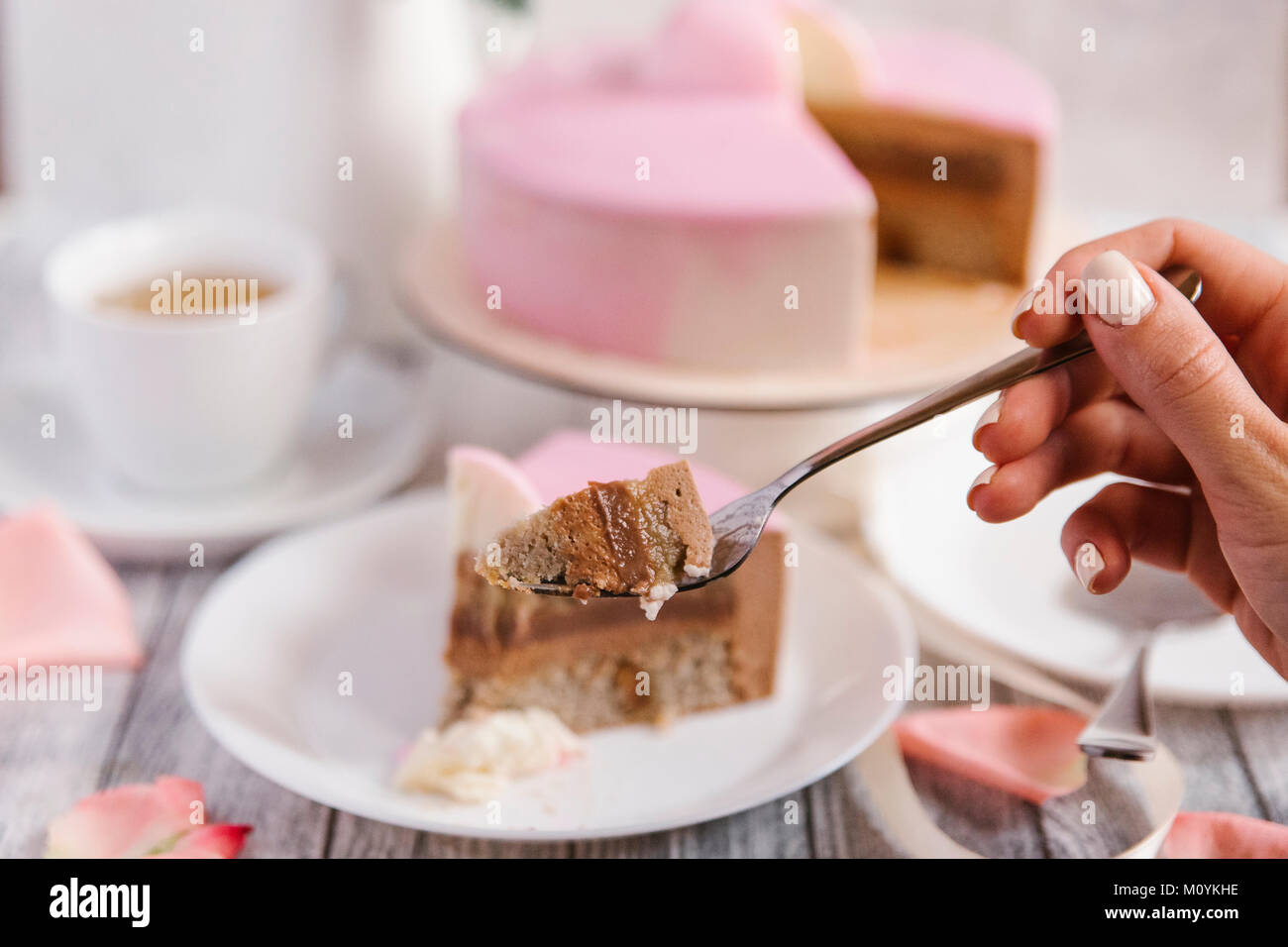 Hand der Frau mit Kuchen auf Gabel Stockfoto