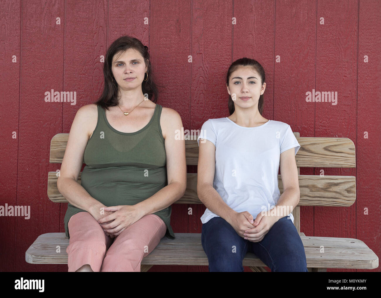 Porträt von Ernst kaukasische Mädchen und Mutter auf der Werkbank Stockfoto