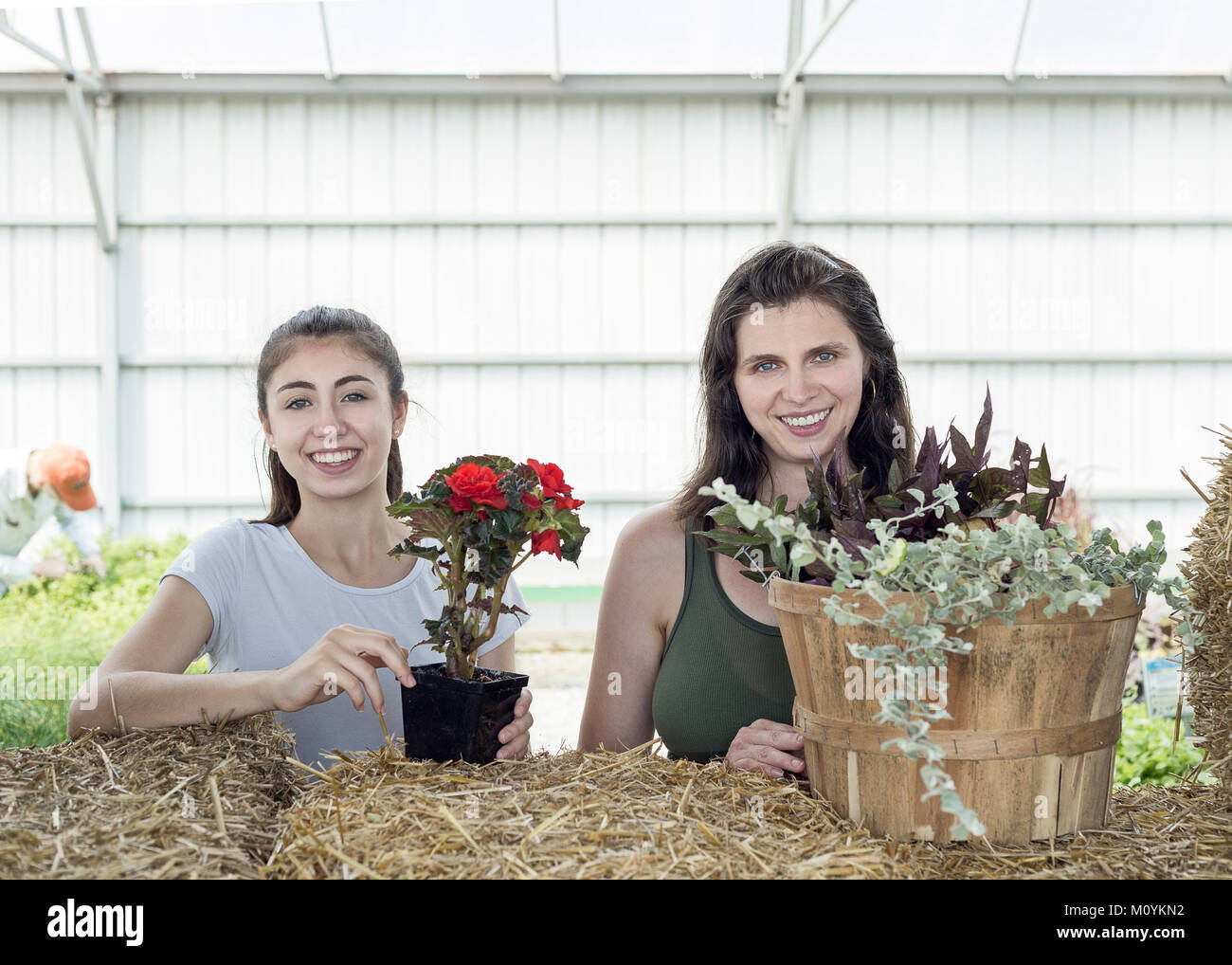 Portrait von weißen Mutter und Tochter mit Blumen Stockfoto
