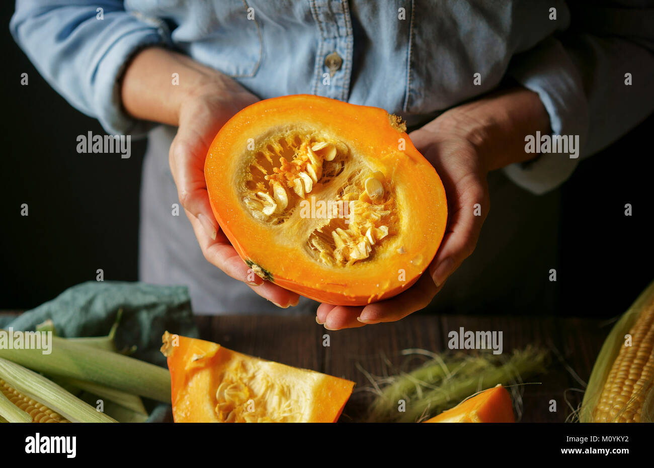 Die Hände der kaukasischen Frau, in Scheiben geschnitten Squash Stockfoto