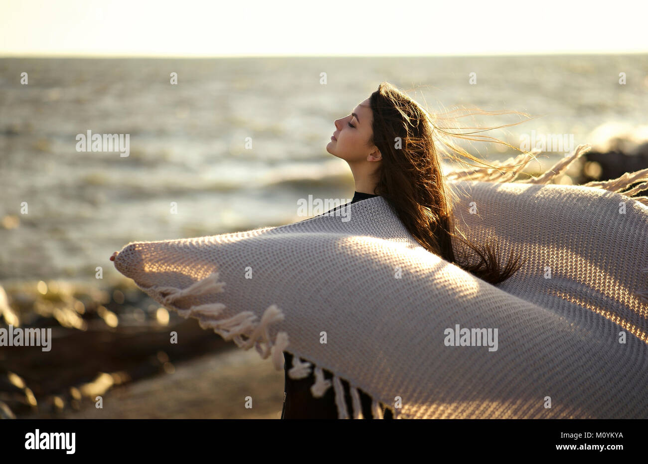 Wind Schal der kaukasischen Frau am Strand Stockfoto