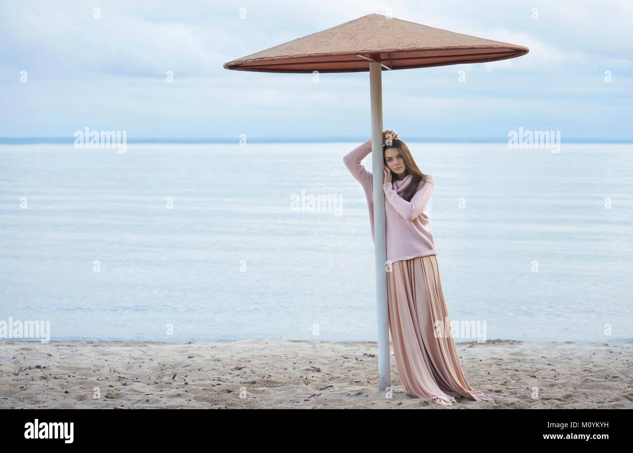 Nachdenklich kaukasische Frau lehnte sich auf Sonnenschirm Stockfoto