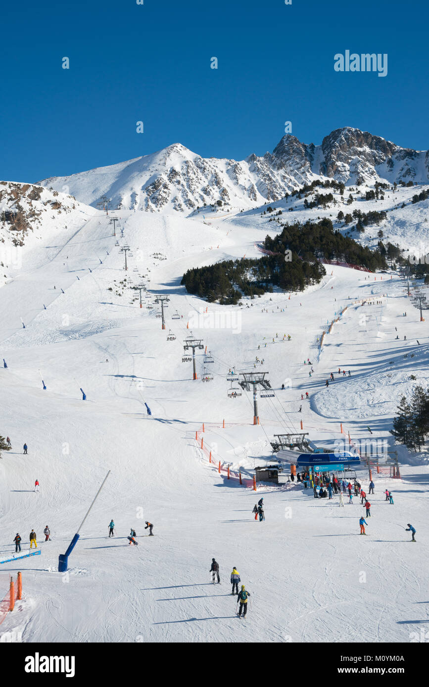 Die schneebedeckten Pisten in Grau Roig, Grandvalaria Skigebiet, Andorra, Europa Stockfoto