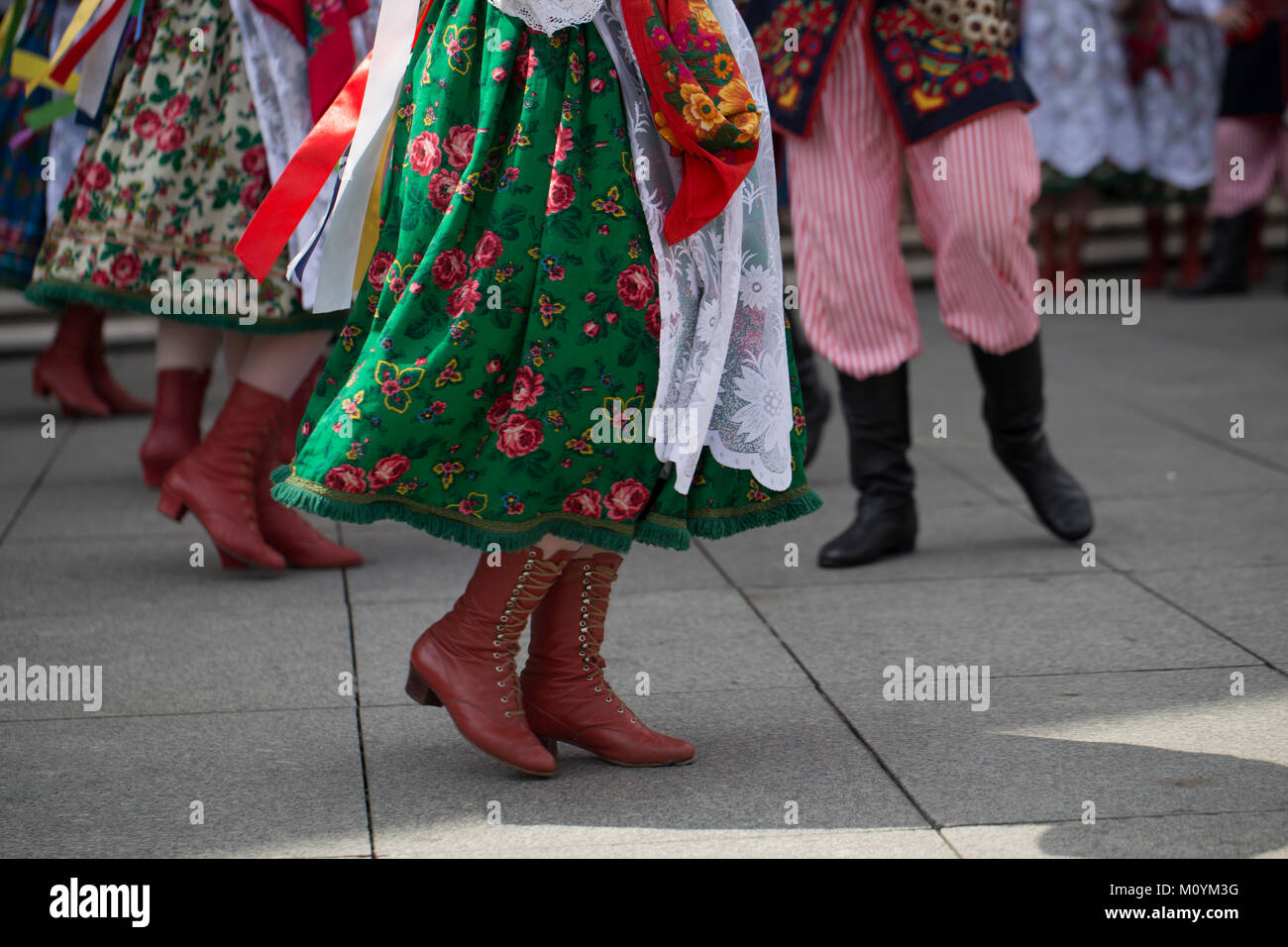 Polnische Volkstanzgruppe mit traditionellen Kostüm Stockfoto