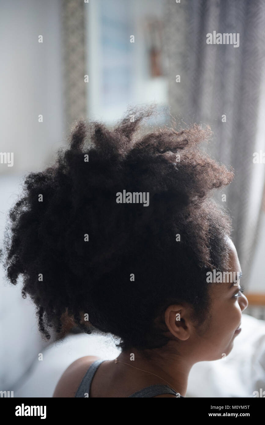 Lockiges Haar der afrikanischen amerikanischen Frau Stockfoto