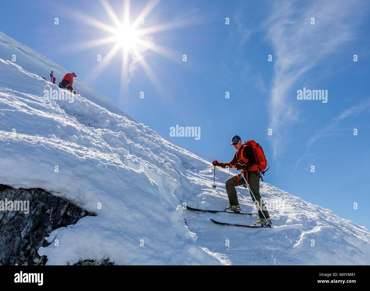Alpine ski Bergsteiger gesichert am Seil steile Abfahrt Ski zu fahren; Nansen Island; Antarktis Stockfoto