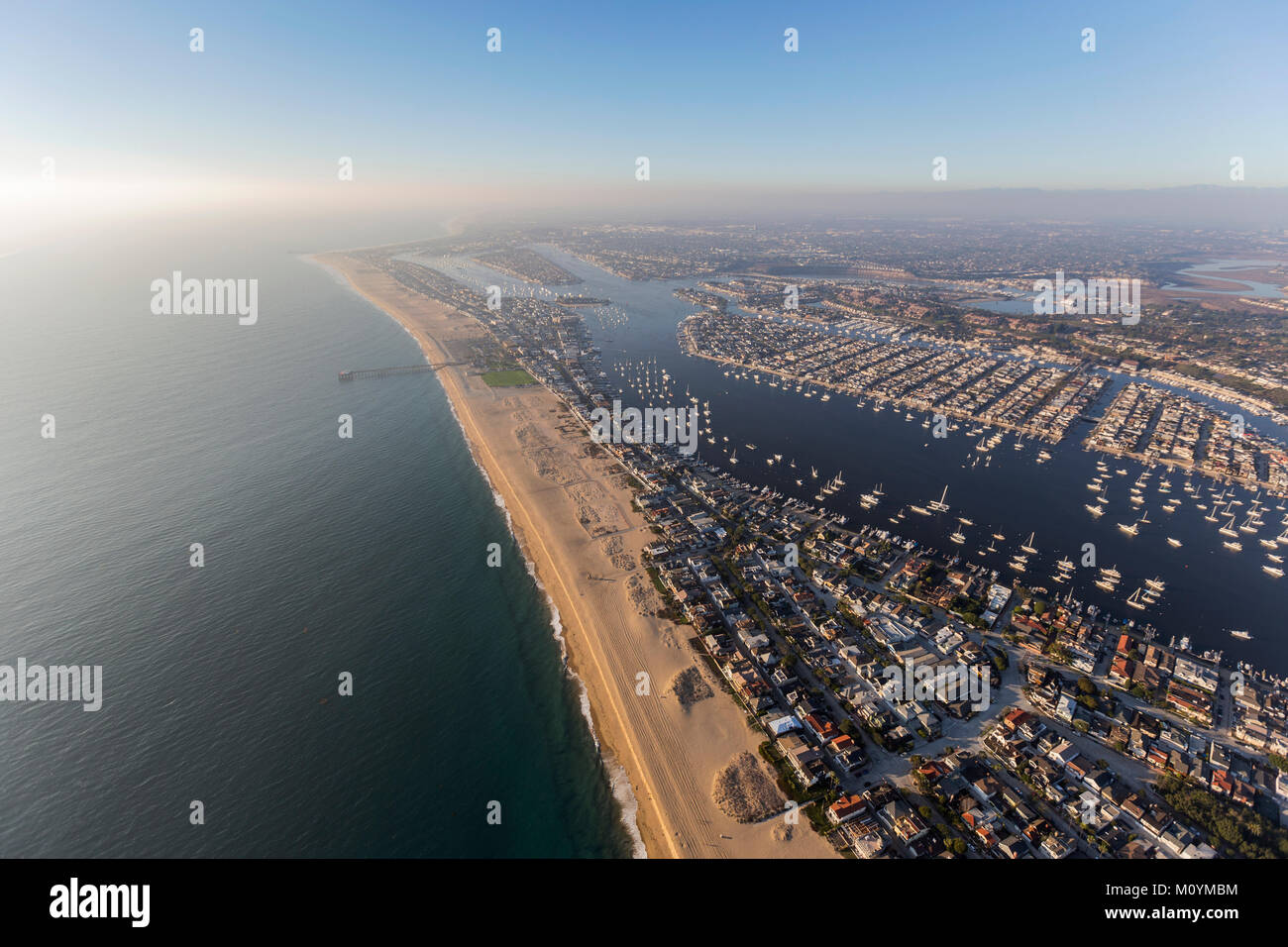 Luftaufnahme von Newport Beach Bucht und Hafen mit nachmittags Pazifischer Ozean Nebel in Rollen. Stockfoto