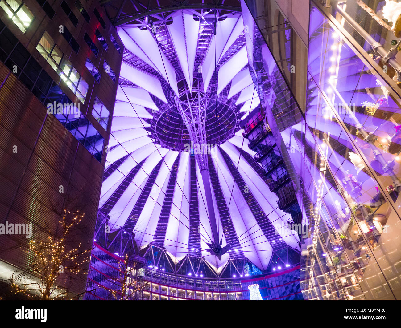 BERLIN - 1. JANUAR 2016: der Potsdamer Platz, das Sony Centre mit der futuristischen Dach Stockfoto