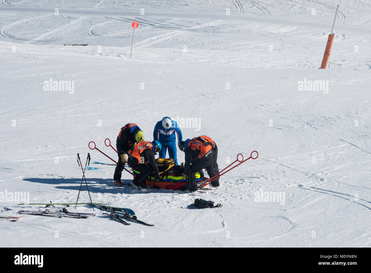 Mountain Rescue Crew helfen einem verletzten Skifahrer auf einer Bahre in Grau Roig, Grandvalaria Skigebiet, Andorra, Europa Stockfoto