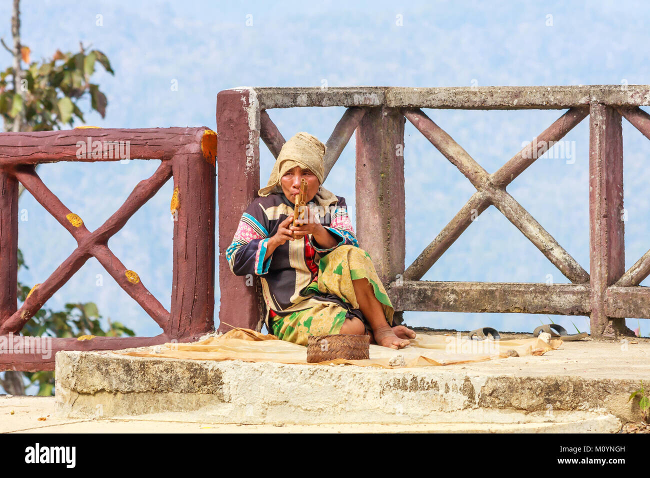 Lahu Bergvolk Frau spielen Musikalische Leitungen, Provinz Tak, Thailand Stockfoto