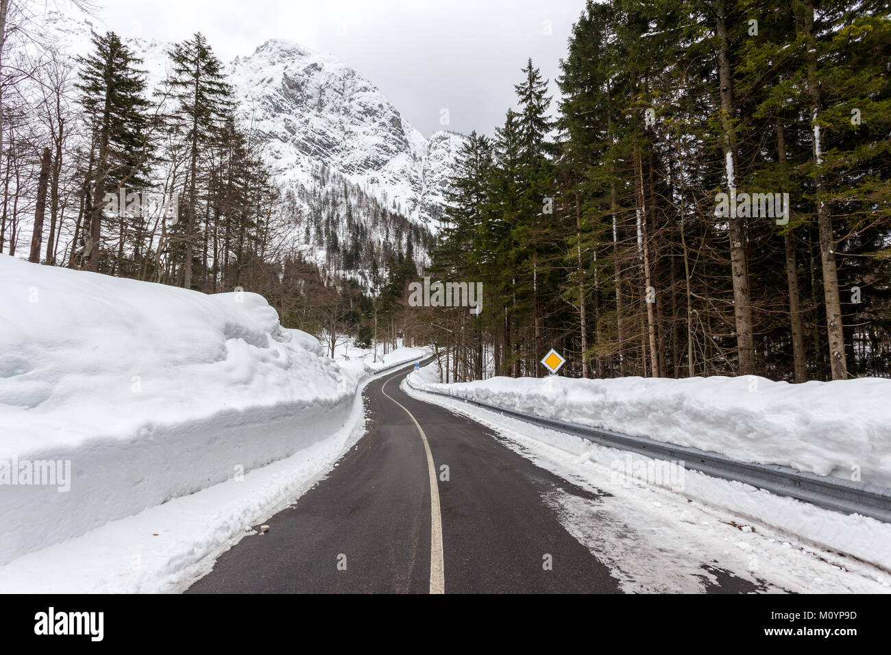 Leere Bergstraße an einem bewölkten Wintertag. Italien Stockfoto