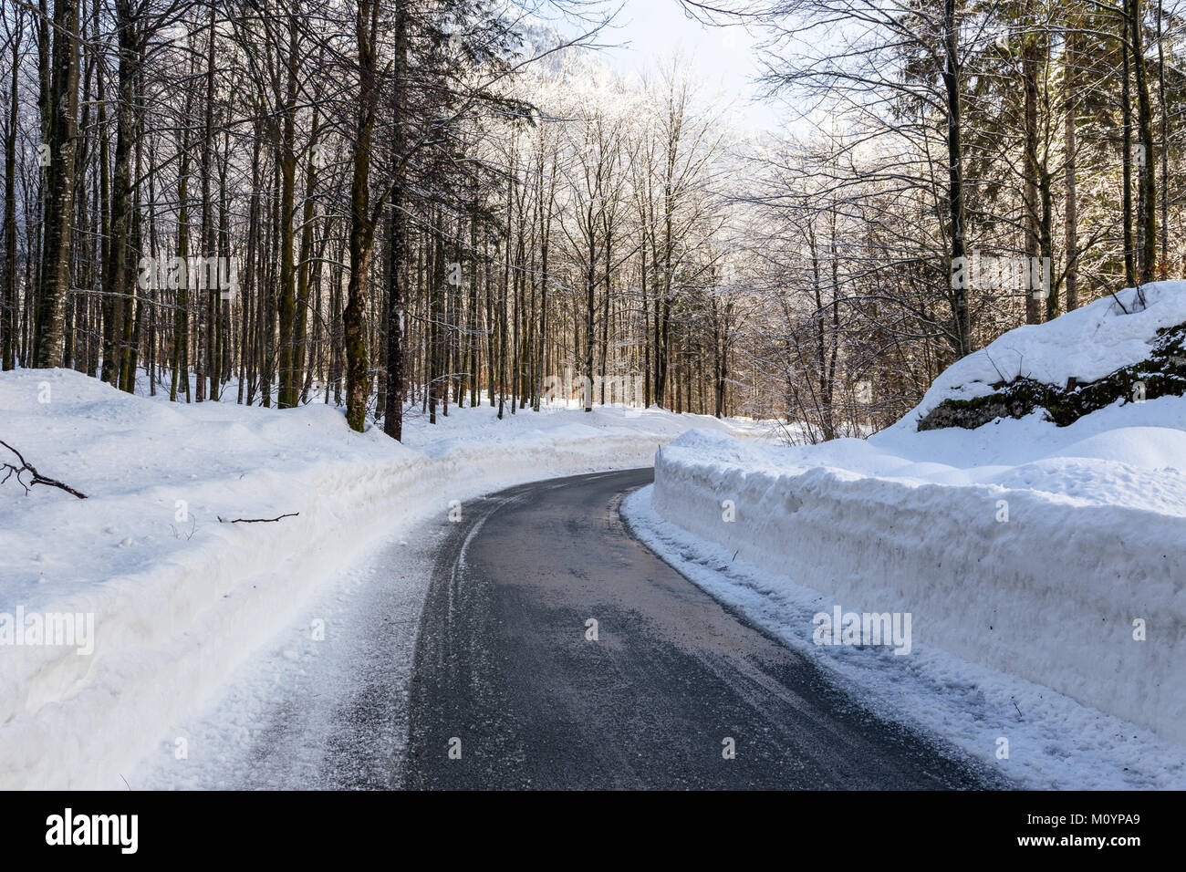 Verschneiten Winter-Straße in Julian Alpen-Slowenien Stockfoto