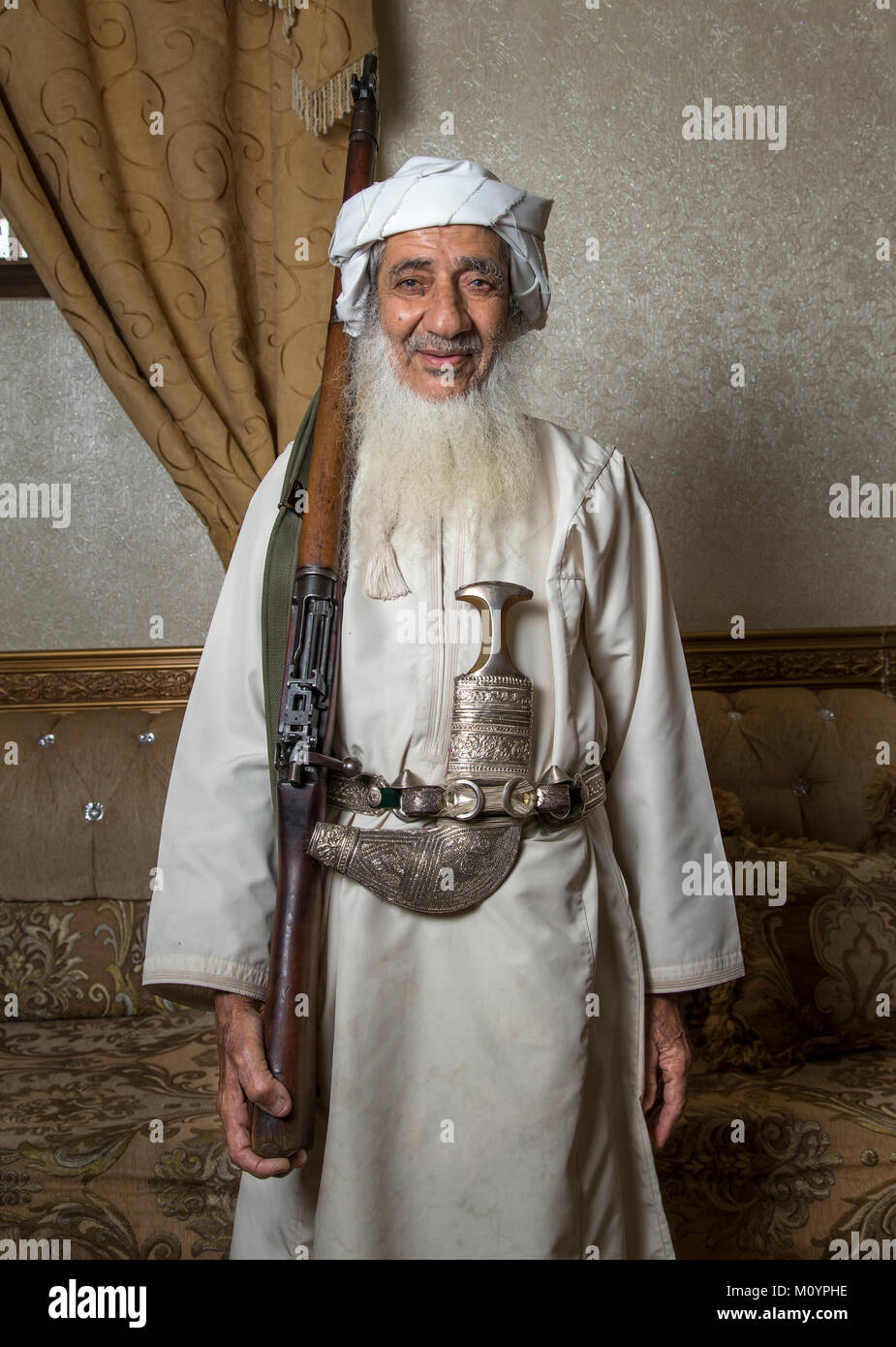 Nizwa, Oman, 26. Mai 2016: omani Mann im traditionellen Outfit mit einem jagdgewehr Stockfoto