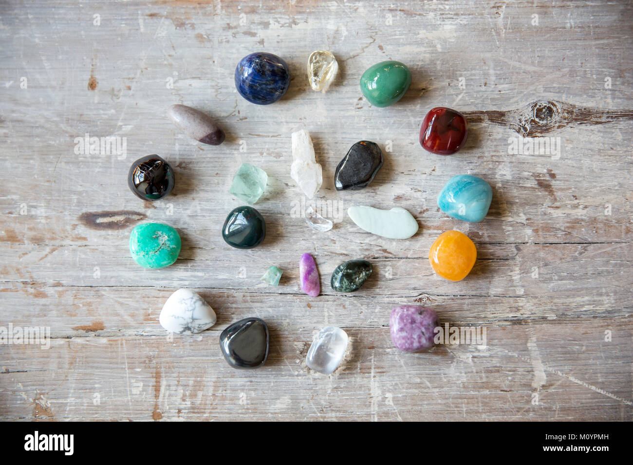 Kristall auf einem Holzbrett Stockfoto