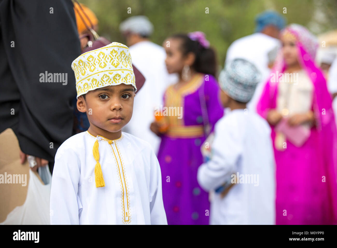 Omanische Junge in traditioneller Kleidung an einem Spielzeug Markt während des Eid Stockfoto