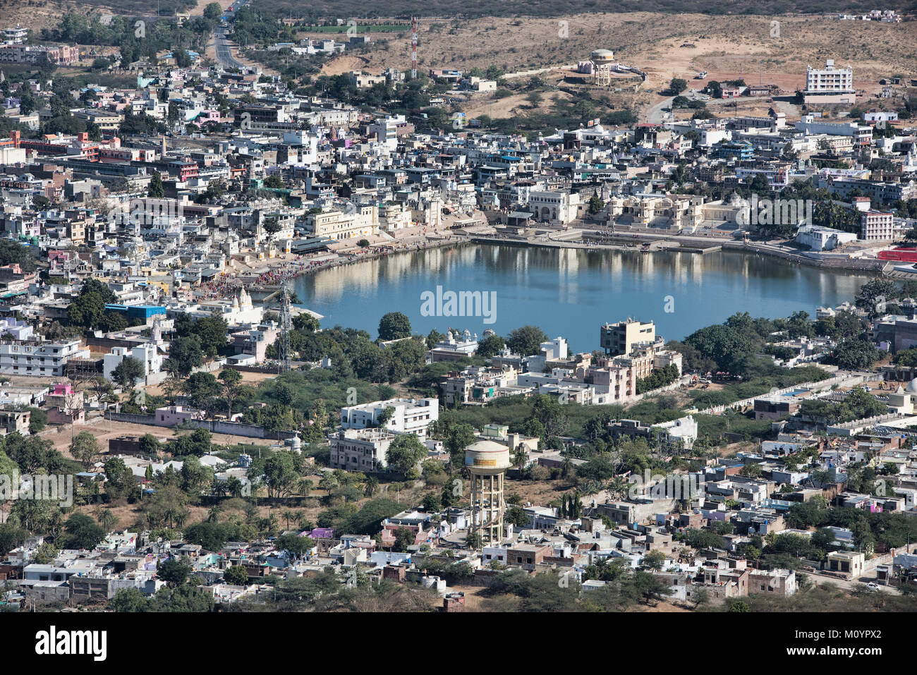 Luftaufnahme von Pushkar und seine heiligen See von Savitri Mata, Pushkar, Rajasthan, Indien Stockfoto