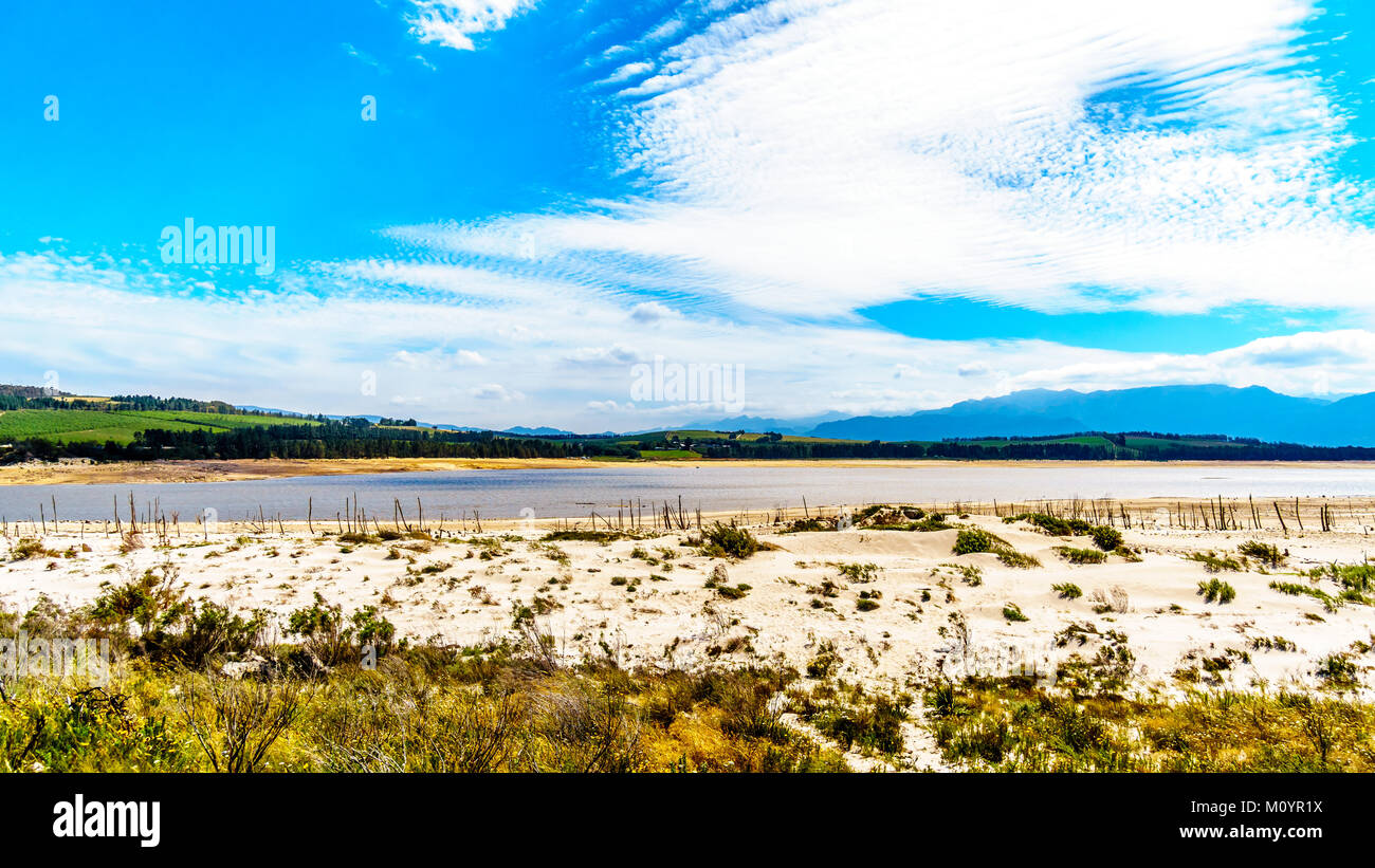Extrem niedrige Wasserstand in den Theewaterkloof Damm oder TWK Damm aufgrund der Dürre. Der Damm ist ein wichtiges Reservoir für Kapstadt Stockfoto