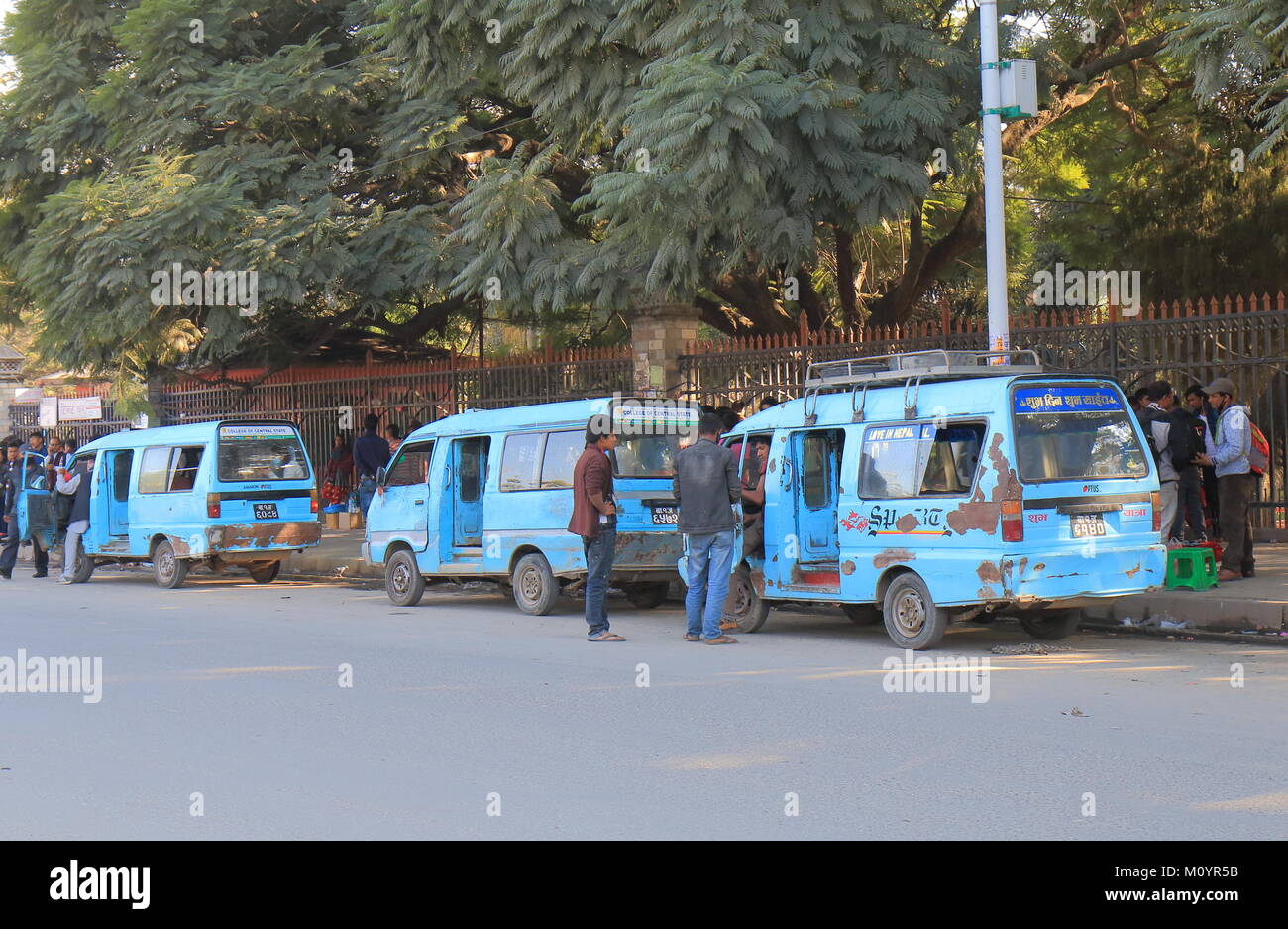Die Menschen reisen mit dem Bus in Kathmandu, Nepal. Stockfoto