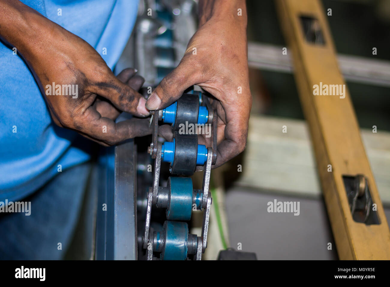 Die Techniker reparieren Transportband in der Factory Stockfoto