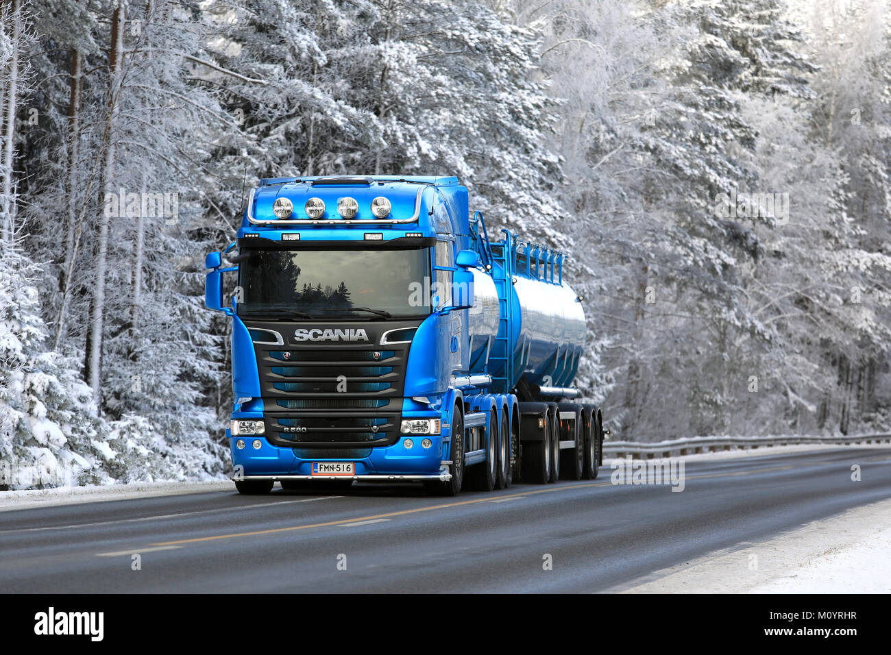 SALO, FINNLAND - Januar 21, 2018: Blauer Scania R 580 Tankwagen liefert Last entlang winter Highway durch die verschneiten Wald flankiert. Stockfoto
