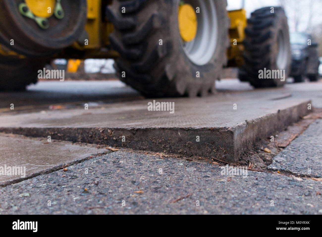 Ein gehsteig Steinplatte/Beton Flagge, die sich unter dem Gewicht des schweren Fahrzeug - Bild - bewegt hat und so eine schwere Reise dar. UK. (93) Stockfoto