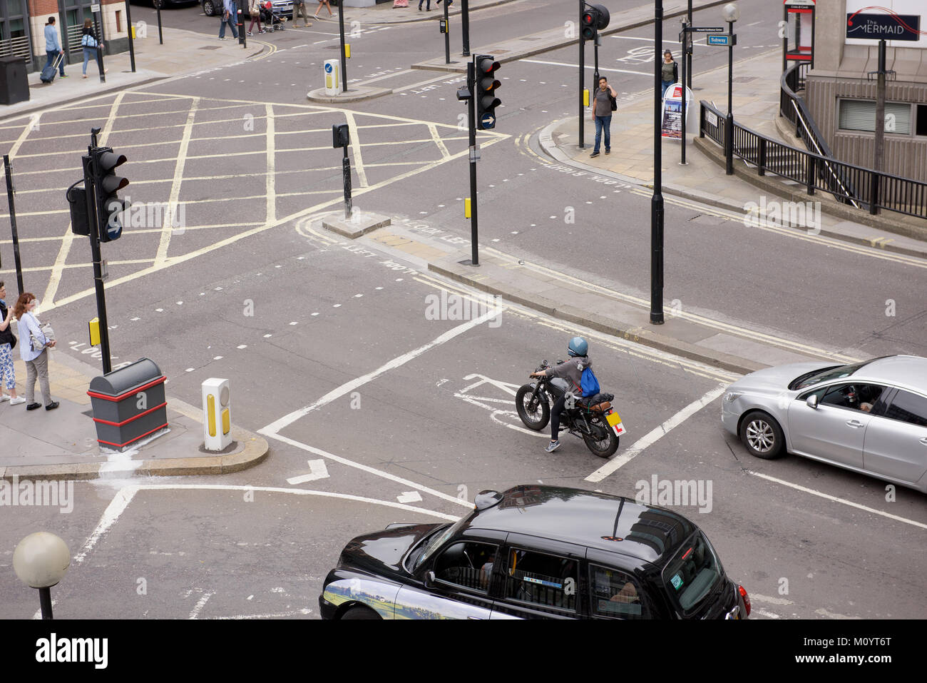 Ampel und Fahrzeuge im Queen Victoria Street in London. Stockfoto