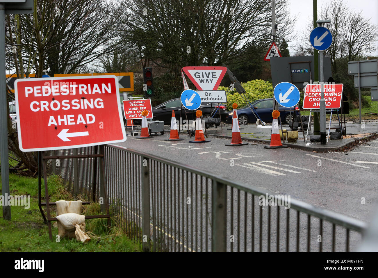 Straßenarbeiten abgebildet auf der A27 in Chichester, West Sussex. Arbeit zu einer Fußgängerbrücke in temporären Ampel zu Verzögerungen geführt. Stockfoto