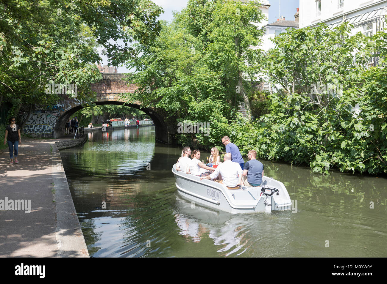 Regents Canal und Freizeitaktivitäten cruires Boot in der Nähe von London Zoo Stockfoto