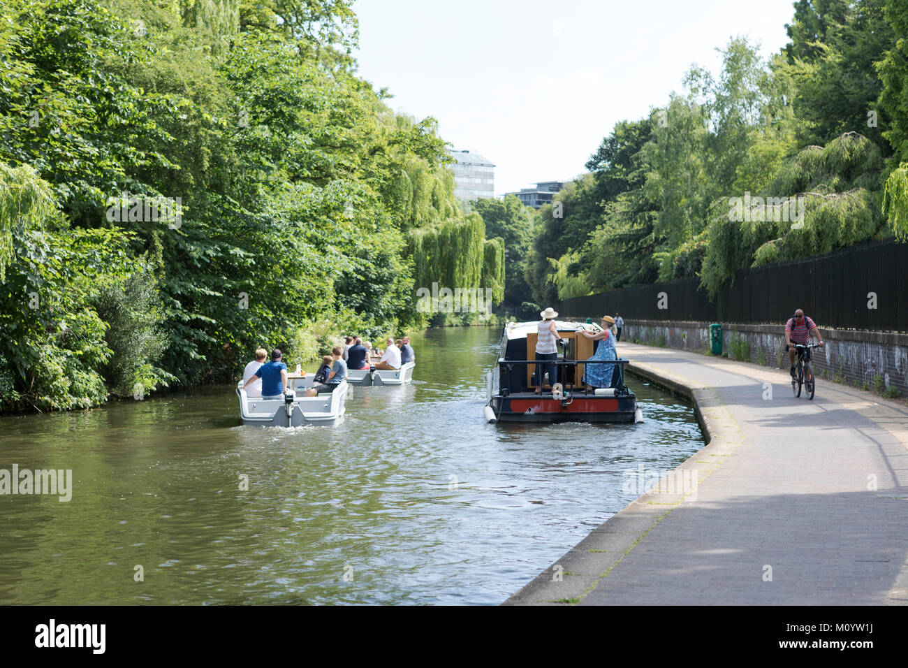 Die Regents Canal und Sportboote in der Nähe von London Zoo Stockfoto