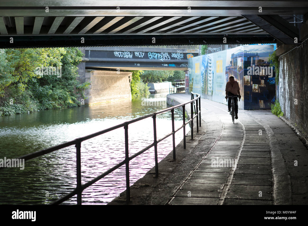 Radfahrer entlang der Regents Canal und Brücken in der Nähe von Camden. Stockfoto