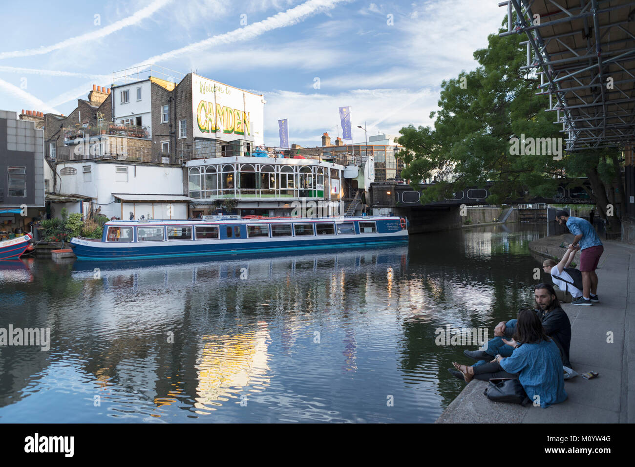 Menschen neben dem Regents Canal in Camden sitzen. Stockfoto